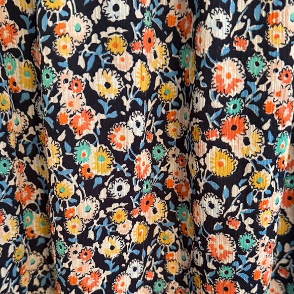 LOFT Navy Floral Smocked Ruffle Sleeve Top. Size Medium - Picture 5 of 7